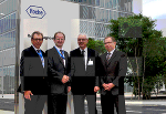v.l.n.r.: Wirtschaftslandesrat Dr. Christian Buchmann; Ing. Herbert Ritter, Geschäftsführer M&R Automation GmbH; Dr. Hans-Hermann Janknecht, Head of Procurement RDR, Roche; und Joachim Brand, Produktionsleiter Roche Diagnostics AG Rotkreuz