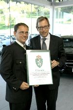 Landesrat Dr. Christian Buchmann verlieh das steirische Landeswappen an den Geschäftsführer des Autohauses Uitz, Ing. Gerhard Winkler. © Walter Löscher