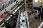 Die Abfall- und Sortieranlage in der Grazer Puchstraße beeindruckt mit Infrarot- und Farberkennungsgeräten und führt 80 % des Kunststoffabfalls wieder in den Stoffkreislauf zurück. © CIS Die Abfall- und Sortieranlage in der Grazer Puchstraße beeindruckt mit Infrarot- und Farberkennungsgeräten und führt 80 % des Kunststoffabfalls wieder in den Stoffkreislauf zurück.