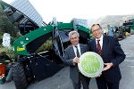 Landesrat Dr. Christian Buchmann (r.) überreichte Komptech-Geschäftsführer Ing. Josef Heissenberger das Gütesiegel "Erlebniswelt Wirtschaft - made in Styria".