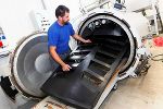 Bei Hintsteiner werden High-Tech-Teile aus Karbon für die Automobil- und Luftfahrtbranche gefertigt.