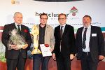 v.l.: AR-Vorsitzender HC Heinz Gach, Gewinner Erfolgsgeschichten Armin Hutter (Hutter acustix), LR Dr. Christian Buchmann, HC und HIZ GF Ing. Joachim Reitbauer. © Holzcluster Steiermark v.l.: AR-Vorsitzender HC Heinz Gach, Gewinner Erfolgsgeschichten Armin Hutter (Hutter acustix), LR Dr. Christian Buchmann, HC und HIZ GF Ing. Joachim Reitbauer.