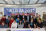 v.l.: Ferdinand Fladischer (Direktor Landesberufsschule 6 Graz-St. Peter), Josef Herk, Christian Buchmann, Hubert Neuper und Helmuth Lexer mit Lehrlingen der Landesberufsschule 6.