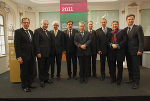 v.l.: LR Buchmann, LH-Stv. Schützenhöfer, Peter Pakesch, LH Voves, BP Fischer, Franz Harnoncourt-Unverzagt, Wolfgang Muchitsch, BM Schmied und Bürgermeister Siegfried Nagl in der Aula der Alten Universität. © UMJ v.l.: LR Buchmann, LH-Stv. Schützenhöfer, Peter Pakesch, LH Voves, BP Fischer, Franz Harnoncourt-Unverzagt, Wolfgang Muchitsch, BM Schmied und Bürgermeister Siegfried Nagl in der Aula der Alten Universität.