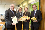 v.l.: Wolfgang Kasic (Initiator "Fit im Job"), Kristina Edlinger-Ploder (Gesundheitslandesrätin), Daniela Gmeinbauer (Obfrau der Fachgruppe der Freizeit- und Sportbetriebe), Christian Buchmann (Wirtschaftslandesrat). © Fischer v.l.: Wolfgang Kasic (Initiator "Fit im Job"), Kristina Edlinger-Ploder (Gesundheitslandesrätin), Daniela Gmeinbauer (Obfrau der Fachgruppe der Freizeit- und Sportbetriebe), Christian Buchmann (Wirtschaftslandesrat).