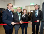 v.l.: Landesrat Christian Buchmann, Landesrätin Kristina Edlinger-Ploder, Projektleiterin Barbara Obermayer-Pietsch, Rektor Josef Smolle. © Med Uni Graz v.l.: Landesrat Christian Buchmann, Landesrätin Kristina Edlinger-Ploder, Projektleiterin Barbara Obermayer-Pietsch, Rektor Josef Smolle.