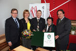 v.l.: Landesrat Christian Buchmann, Heidi Halwachs, Geschäftsführer Gottfried Halwachs, Hermine Grabner, Landeshauptmann Franz Voves. © Landespressedienst/Mayer