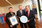 v.l.: Eberhard Schrempf (Geschäftsführer Creative Industries Styria), Guntram Haas (Geschäftsführer Mosdorfer GmbH), Christian Buchmann (Landesrat für Wirtschaft, Europa und Kultur). © Creative Industries Styria v.l.: Eberhard Schrempf (Geschäftsführer Creative Industries Styria), Guntram Haas (Geschäftsführer Mosdorfer GmbH), Christian Buchmann (Landesrat für Wirtschaft, Europa und Kultur).