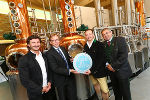 v.l.: Philipp Raunigg (Geschäftsführer Raunigg und Partner), Christian Buchmann (Wirtschaftslandesrat), Gerald Hochstrasser (Geschäftsführer Destillerie Hochstrasser), Heinz Brenner (Einrichtungsplaner). © Creative Industries Styria