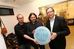 v.l.: Michael Petz (Grafik-Designer), Alexander Gollenz (GF Lederpflegeprodukte Alexander Gollenz), Christian Buchmann (Wirtschaftslandesrat). © Creative Industries Styria v.l.: Michael Petz (Grafik-Designer), Alexander Gollenz (GF Lederpflegeprodukte Alexander Gollenz), Christian Buchmann (Wirtschaftslandesrat).