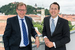 Wirtschaftslandesrat Dr. Christian Buchmann und Eco World-Geschäftsführer Ing. Bernhard Puttinger freuen sich über den Gewinn des Regio Stars Awards 2012. © Eco World Styria Wirtschaftslandesrat Dr. Christian Buchmann und Eco World-Geschäftsführer Ing. Bernhard Puttinger freuen sich über den Gewinn des Regio Stars Awards 2012.