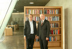 Kulturlandesrat Christian Buchmann und Landesbibliothek-Leiter Christoph Binder (r.) bei der Eröffnung der neugestalteten Landesbibliothek. © Landespressedienst/Eilenberger