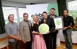 v.l.: Franz Lammer (onomato - gestaltungsgesellschaft mbH & Co KG), Christian Buchmann (Wirtschaftslandesrat), Waltraud Schinko-Neuroth und Lukas Schinko (Neuroth AG), Eberhard Schrempf (GF Creative Industries Styria), Markus Jausovec (onomato - gestaltungsgesellschaft mbH & Co KG). © Creative Industries Styria