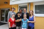 h.v.l. Hand in Hand Obmann Jürgen Wieser, NAbg. Josef Muchitsch, Landesrat Christian Buchmann und Leiterin Bernadette Wieser; vorne v.l.: Beatrice Solcan, Valentin Höber und Nicola Wieser © Verein Hand in Hand