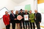 Wirtschaftslandesrat Christian Buchmann überreicht das Gütesiegel „Erlebniswelt Wirtschaft – made in Styria“ (v.l.n.r.): Helmut Buchgraber, Bgm. Gemeinde Auersbach; Christian Buchmann, Wirtschaftslandesrat; Bettina und Franz Habel, Vulcano Schinkenmanufaktur; Nora Trierenberg, Weingut Georgiberg; Josef Ober, Landtagsabgeordneter; Anton Gangl, Landtagsabgeordneter  © CIS