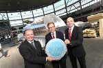 v.l.: Karl Grabner (Binder + Co AG), Christian Buchmann (Wirtschaftslandesrat), Jörg Rosegger (Binder + Co AG). © Creative Industries Styria