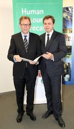 v.l.: Dr. Christian Buchmann (Wirtschaftslandesrat), Dr. Franz Prettenthaler (Joanneum Research). © steiermark.at/Schüttbacher v.l.: Dr. Christian Buchmann (Wirtschaftslandesrat), Dr. Franz Prettenthaler (Joanneum Research).