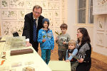 Landesrat Christian Buchmann mit kleinen Forschern im Naturkundemuseum des UMJ. © J.J. Kucek