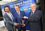 Moderator Gregor Withalm, Wirtschaftslandesrat Dr. Christian Buchmann und SFG-GF Dr. Burghard Kaltenbeck mit dem begehrten Fast Forward Award. © SFG/Frankl Moderator Gregor Withalm, Wirtschaftslandesrat Dr. Christian Buchmann und SFG-GF Dr. Burghard Kaltenbeck mit dem begehrten Fast Forward Award.