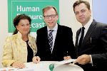v.l.: Mag. Claudia Brandstätter-Kobalt (Geschäftsführerin Brandstätter Matuschkowitz Marketing GmbH), Dr. Christian Buchmann (Landesrat für Wirtschaft, Europa und Kultur), Dr. Franz Prettenthaler (Leiter der Forschungsgruppe Regionalpolitik, Risiko- und Ressourcenökonomik bei Joanneum Research). © Kommunikation Steiermark/Leiß