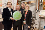 v.l.: Christian Buchmann (Landesrat für Wirtschaft, Europa und Kultur), Hans-Werner Schlichte (Geschäftsführer Destillerie Bauer), Eberhard Schrempf (Geschäftsführer Creative Industries Styria), Sabine Friedrich (IWK Beratungs GmbH). © Creative Industries Styria