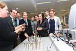 R&D-Manager Jakob Santner präsentiert Wirtschaftslandesrat Christian Buchmann, Landesschulratspräsidentin Elisabeth Meixner und Schülern der HTBLA Kaindorf Meßgeräte im Labor von Anton Paar. © SFG/Frankl