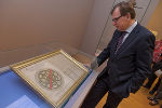 oanneums-Intendant Peter Pakesch und Kulturlandesrat Christian Buchmann vor dem "Aequatorium omnis generis horarum", dem Sternenhöhenmesser des Mathematikers Hieronymus Lauterbach. © UMJ/N. Lackner oanneums-Intendant Peter Pakesch und Kulturlandesrat Christian Buchmann vor dem "Aequatorium omnis generis horarum", dem Sternenhöhenmesser des Mathematikers Hieronymus Lauterbach.