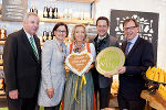 v.l.: Hermann Schützenhöfer (Landeshauptmann-Stellvertreter), Johanna Mikl-Leitner (Bundesministerin für Inneres), Katharina und Georg Rippel-Pirker (erLebzelterei Pirker), Christian Buchmann (Wirtschaftslandesrat). © Creative Industries Styria