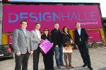 v.l.: Ludovic Noel (Direktor der Cité du design Saint-Étienne), Bürgermeister Siegfried Nagl, Joysane Franc (Kuratorin der Ausstellung „Saint-Etienne Design meets Graz“), Eberhard Schrempf (CIS), Nathalie Arnould (Kuratorin der Ausstellung „Saint-Etienne Design meets Graz“), Landesrat Christian Buchmann vor der designHalle. © CIS