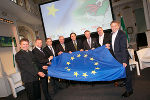 v.l.: Titschenbacher, Pesserl, Buchmann, Schützenhöfer, Voves, Pildner-Steinburg, Schachner und Herk mit der Europa-Flagge. © steiermark.at/Frankl
