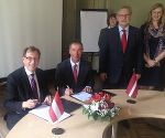 Landesrat Christian Buchmann und der Staatssekretär im lettischen Kulturministerium Uldis Lielpeters bei der Unterzeichnung des Letter of Intent zur Atelierkooperation zwischen der Steiermark und Riga.  © Land Steiermark