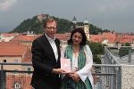 Landesrat Christian Buchmann mit Intendantin Veronica Kaup-Hasler  © kk