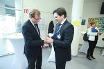 Dr. Christian Buchmann (Landesrat für Wirtschaft, Europa und Kultur) mit Mag. Christian Scherr (Manager Plasma Operations Austria, Baxter). © Baxter / Martin Wiesner Dr. Christian Buchmann (Landesrat für Wirtschaft, Europa und Kultur) mit Mag. Christian Scherr (Manager Plasma Operations Austria, Baxter).