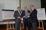 v.l.: Mag. Michael Wachsler-Markowitsch (Finanzvorstand, ams AG), Kirk Laney (Vorstand, ams AG), Dr. Christian Buchmann (Wirtschaftslandesrat). © ams AG