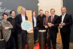 v.l.: Natascha Triebl (Agentur moodley brand idenity), Franz Polzhofer (Designer), Josef Prödl (Geschäftsführer Tischlerei Prödl), Matthias Prödl (Tischlerei Prödl), Eberhard Schrempf (Geschäftsführer Creative Industries Styria), Alexander Majcan (Bezirkshauptmann Südoststeiermark), Christian Buchmann (Wirtschaftslandesrat), Florian Gölles (Bürgermeister von Kirchberg). © Creative Industries Styria