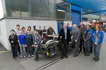 Matthias Koch (Leiter Siemens Mobility Graz), Christian Buchmann (Wirtschaftslandesrat), Burghard Kaltenbeck (SFG-Geschäftsführer), Erich Graf und Gerhard Czelecz (beide Siemens) mit Siemens-Lehrlingen und Take Tech-SchülerInnen. © SFG/Frankl