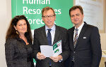 v.l.: Mag. Claudia Brandstätter-Kobalt (Geschäftsführerin Brandstätter Matuschkowitz Marketing GmbH), Dr. Christian Buchmann (Landesrat für Wirtschaft, Europa und Kultur), Dr. Franz Prettenthaler (Leiter der Forschungsgruppe Regionalpolitik, Risiko- und Ressourcenökonomik bei Joanneum Research). © Kommunikation Steiermark