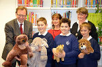Kulturlandesrat Christian Buchmann, Maria Horti-Zsombok und die Leiterin der Landesbibliothek Katharina Kocher-Lichem (v.l.) mit Keplerspatzen. © Stmk. Landesbibliothek