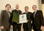 LH Franz Voves, die beiden Firmeneigentümer Jupp Philipp und Hannes Jöbstl mit LR Christian Buchmann bei der Überreichung des Landeswappens (v.l.). © Michaela Grabner LH Franz Voves, die beiden Firmeneigentümer Jupp Philipp und Hannes Jöbstl mit LR Christian Buchmann bei der Überreichung des Landeswappens (v.l.).
