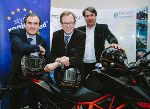 v.l.: DI Franz Lückler (GF ACstyria), Dr. Christian Buchmann (Wirtschaftslandesrat), Stefan Pierer (CEO Cross Industries). © BIG SHOT/Kanizaj