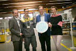 v.l. Gerald Hofer (Vorstandsvorsitzender der KNAPP AG), Stefan Majer (Lehrling bei KNAPP AG), Wirtschaftslandesrat Christian Buchmann und Stefanie Schöffmann (look!design) mit dem Erlebniswelt Wirtschaft-Gütesiegel. © CIS / Ulrike Rauch