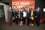 „Ich war dort - Montréal meets Graz“ – der Name der Ausstellung in der designHalle ist Programm. Gruppenfoto mit Designern und Vertretern der heurigen Designmonat-Graz-Partnerstadt Montréal und Verantwortlichen von Kreativwirtschaft, FH JOANNEUM und Politik aus Graz.