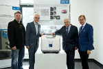 Einblicke in das Produktdesign bei AVL im Zuge des Designmonat Graz 2015: v.l. Eberhard Schrempf (Creative Industries Styria), Gerhard Rüsch (Wirtschaftsstadtrat), Helmut List (AVL List) und Christian Buchmann (Wirtschaftslandesrat). © CIS/Podesser