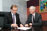v.l.: Wirtschaftslandesrat Dr. Christian Buchmann mit HTS-Geschäftsführer Dr. Johann Harer. © HTS/Frankl v.l.: Wirtschaftslandesrat Dr. Christian Buchmann mit HTS-Geschäftsführer Dr. Johann Harer.