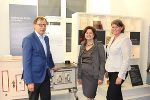 Kulturlandesrat Dr. Christian Buchmann mit der Ausstellungskuratorin Dr. Ulrike Habjan und der Leiterin der Steiermärkischen Landesbibliothek Mag. Katharina Kocher-Lichem (v.l.) © Stmk. Landesbibliothek