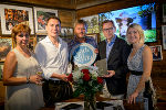 v.l.: Daniela, Stefan und Anton Krispel, Wirtschaftslandesrat Christian Buchmann und Julia Kirbisser mit dem Erlebniswelt Wirtschaft-Gütesiegel. © CIS/Rauch v.l.: Daniela, Stefan und Anton Krispel, Wirtschaftslandesrat Christian Buchmann und Julia Kirbisser mit dem Erlebniswelt Wirtschaft-Gütesiegel.