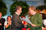 Tourismuslandesrat Dr. Christian Buchmann überreicht Bürgermeister Engelbert Huber (Mooskirchen) 5 Floras und die goldene Flora. © Rene Strasser Tourismuslandesrat Dr. Christian Buchmann überreicht Bürgermeister Engelbert Huber (Mooskirchen) 5 Floras und die goldene Flora.