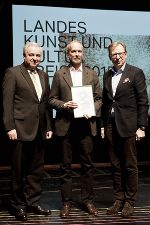 Landeshauptmann Hermann Schützenhöfer (l.) und Landesrat Christian Buchmann (r.) zeichneten den Künstler Erwin Wurm mit dem Würdigungspreis des Landes Steiermark für bildende Kunst aus ©      