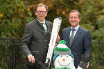 Blicken optimistisch auf die bevorstehende Wintersaison: Wirtschaftslandesrat Dr. Christian Buchmann (l.) und Steiermark Tourismus-Geschäftsführer Erich Neuhold.