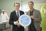 Wirtschaftslandesrat Christian Buchmann überreicht fangocur-Geschäftsführer Harald Huber das Gütesiegel "Erlebniswelt Wirtschaft". © CIS/Rauch